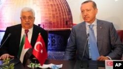 Palestinian President Mahmud Abbas (L) and Turkish Prime Minister Recep Tayyip Erdogan (R) attend the Palestinian ambassadors meeting in Istanbul on July 23, 2011.