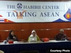 Direktur Aman Indonesia Dwi Rubiyanti (tengah), Budi khamdan dari Kementerian Hukum dan Hak Asasi Manusia dalam diskusi di Habibie center, Jakarta, Kamis, 25 Oktober 2018. (Foto: Fathiyah Wardah/VOA)