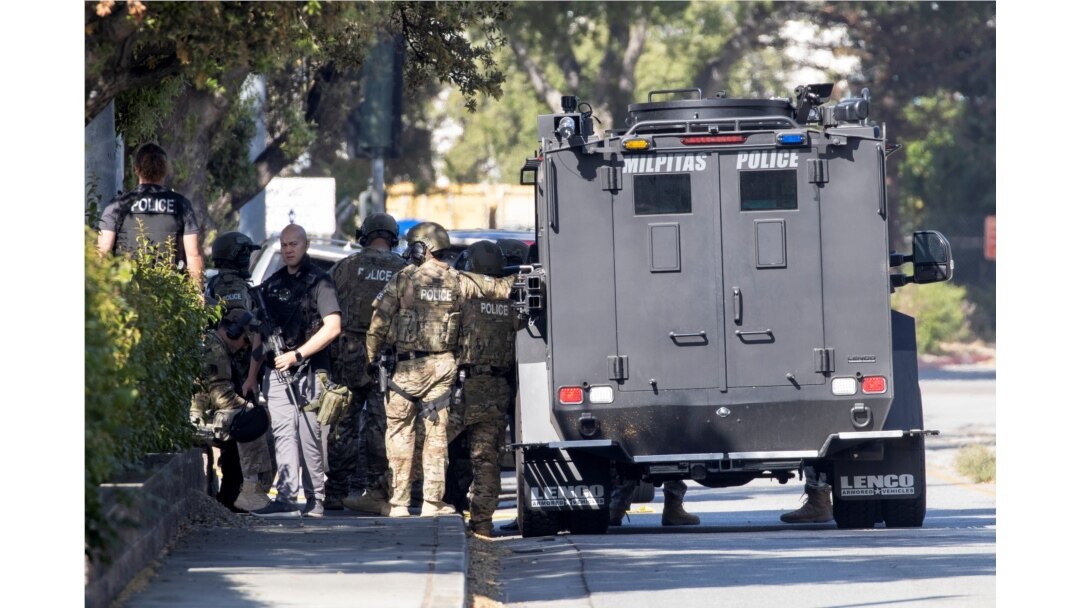Polisi mengamankan lokasi penembakan massal di San Jose, California, AS 26 Mei 2021. (REUTERS / Peter DaSilva)