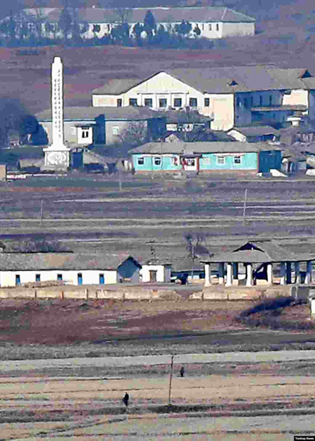 28일 한국의 강화군 평화전망대에서 바라본 북한 개풍군 일대 마을 주민들이 분주하게 어디론가 향하고 있다.