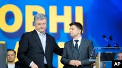 یوکرین کے صدر پیٹرو پورنشکو صدارتی امیدوار ولادی میر زیلنسکی کے ہمراہ ایک مباحثے میں شریک ہیں (فائل فوٹو)