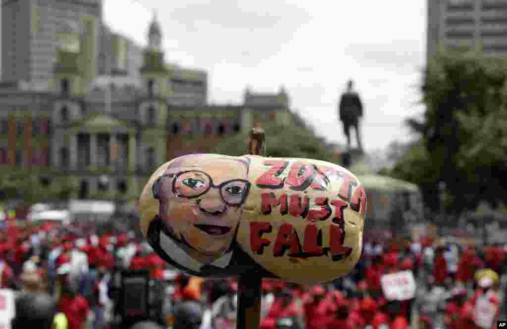 Manifestantes em Pretória usam balão para exigir demissão do presidente Zuma.