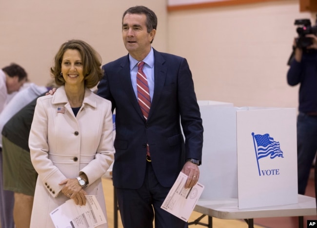 Ralph Northam, el candidato demócrata para gobernador de Virginia, acude a votar con su esposa Pam en Norfolk, Virginia.