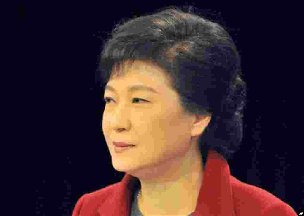 Park Geun-hye, calon presiden yang beraliran konservatif dari Partai Saenuri, menuduh Korea Utara berusaha mempengaruhi pemilu dengan meluncurkan roket yang kontroversial itu (foto: Dok). 