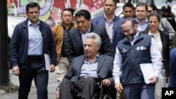 El presidente ecuatoriano Lenín Moreno se reunió con comerciantes afectados por las recientes protestas y actos vandálicos, a quienes ofreció créditos inmediatos para la reconstrucción de sus negocios.