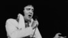 Penyanyi Elvis Presley ketika tampil Providence, Rhode Island, pada 23 Mei 1977. (Foto: AP)