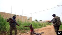 Forças de Gbagbo ameaçando civis num bairro de Abidjan, em April de 2011.