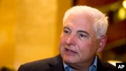 ARCHIVO- En esta foto del 28 de enero de 2015, el ex-presidente de Panamá Ricardo Martinelli responde preguntas durante una entrevista en un hotel de Ciudad de Guatemala.