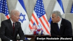 Presiden AS Joe Biden (kiri) dan Perdana Menteri Israel Yair Lapid menggelar pertemuan bilateral di Yerusalem, pada 14 Juli 2022. (Foto: Reuters/Evelyn Hockstein)