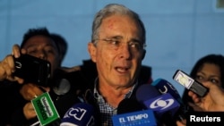 លោក Alvaro Uribe អតីត​ប្រធានាធិបតី​និយាយ​ទៅ​កាន់​សារព័ត៌មាន​បន្ទាប់​ពី​កិច្ចប្រជុំ​ជាមួយ​ប្រធានាធិបតី Juan Manuel Santos អំពី​កិច្ចព្រមព្រៀង​សន្តិភាព​ថ្មី​មួយ​ជាមួយ​នឹង​ក្រុម FARC កាលពី​ថ្ងៃទី១២ ខែវិច្ឆិកា ឆ្នាំ២០១៦។