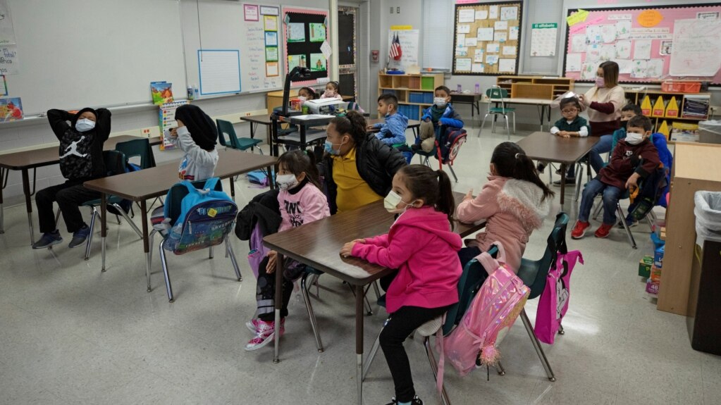 美国德克萨斯州圣安东尼奥一所小学校的学生返校上课。（2022年1月11日）(photo:VOA)
