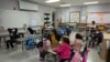 Para siswa duduk di dalam kelas setelah program belajar tatap muka kembali diberlakukan di San Antonio. Texas, pada 11 Januari 2022. (Foto: Reuters/Kaylee Greenlee Beal)