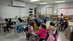Nxënësit e rikthyer në shkolla zhvillojnë mësimin në San Antonio, Teksas (11 janar 2022)