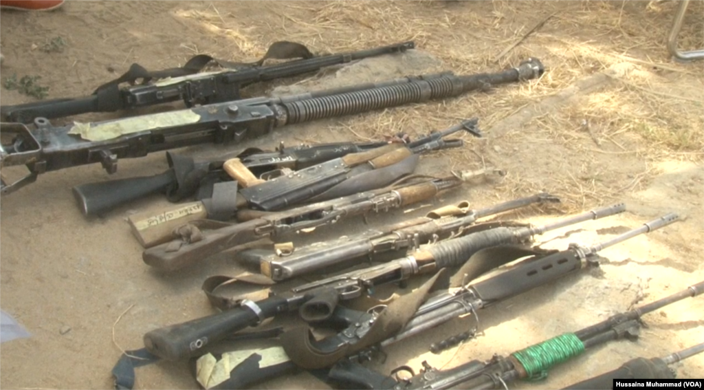 Wasu daga cikin makaman 'yan Boko Haram da suka mika wa sojoji, Fabrairu 05, 2018 