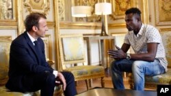 Le président français Emmanuel Macron, à gauche, a rencontré Mamoudou Gassama, 22 ans, originaire du Mali, au palais présidentiel de l'Elysée à Paris, le lundi 28 mai 2018.