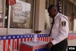 A voter casts his ballot during the U.S. mock elections held the U.S. Embassy in Lilongwe, Malawi, Nov. 8, 2016. (L. Masina/VOA)