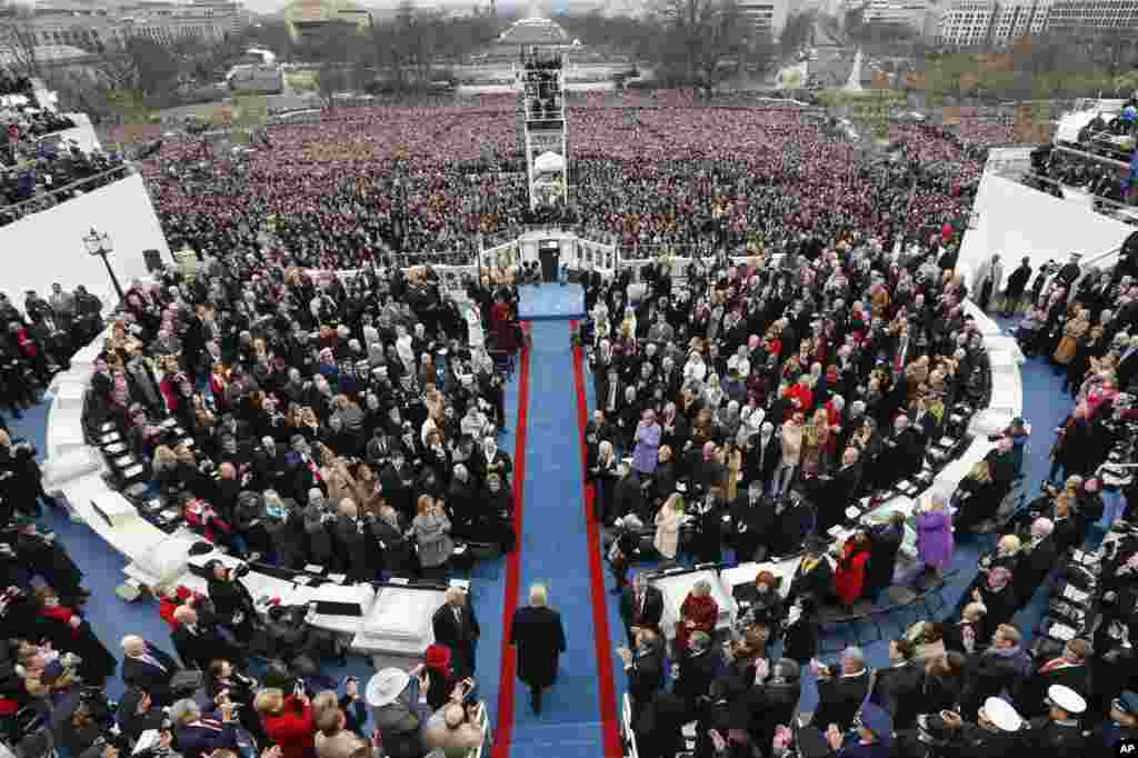 Tổng Thống đắc cử Donald Trump đến nơi tổ chức lễ tuyên thệ nhậm chức của mình. (AP Photo/Carolyn Kaster)