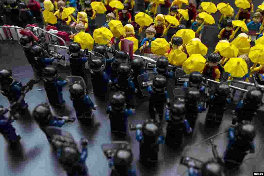 Những hình nhân đồ chơi Lego cho thấy cảnh người biểu tình đối đầu với cảnh sát chống bạo động trên một cái bàn bên ngoài trụ sở chính quyền ở Hong Kong. 