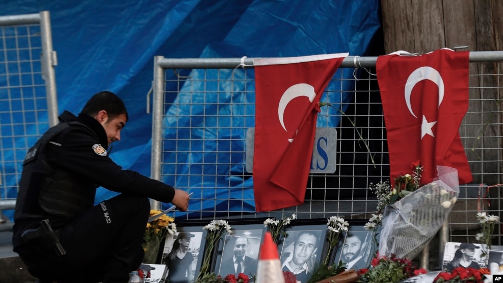 Afisa polisi wa Uturuki anaangalia picha za waathirika wa shambulizi la kwenye klabu ya usiku, Istanbul. Januari 2, 2017.