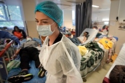 رومانیہ میں طبی عملے کی ایک رکن کرونا کے مریضوں کے وارڈ سے گزر رہی ہے۔
