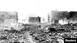 Atomska bomba razorila je Hirošimu 6. avgusta 1945. Tri dana kasnije, SAD su bacile drugu bombu na Nagasaki.