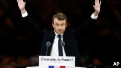 Presiden terpilih Perancis Emmanuel Macron saat memberikan pidato di museum Louvre di Paris, Minggu (7/5). 