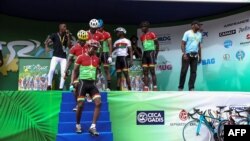 L'équipe du Burkina Faso, au départ de l'étape Kango de l'édition 2018 de la course cycliste La Tropicale Amissa à Kango, Gabon, le 15 janvier 2018.