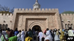 Les pèlerins entrent dans la Grande Mosquée de Touba le jour du Grand Magal des Mourites, le plus grand pèlerinage annuel au Sénégal, le 28 octobre 2018.