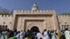 Les pèlerins entrent dans la Grande Mosquée de Touba le jour du Grand Magal des Mourites, le plus grand pèlerinage annuel au Sénégal, le 28 octobre 2018.