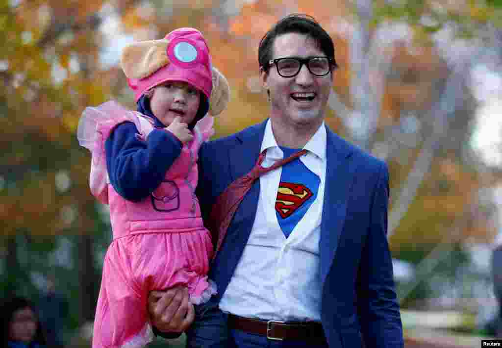 캐나다 온타리오주 오타와에서 열린 핼러윈 행사에 수퍼맨 복장을 한 쥐스탱 트뤼도 총리가 아들을 안고 참석했다.