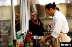 Massimo Bottura berbincang dengan karyawannya di restoran Refettorio Ambrosiano di Milan, 18 Desember 2017.