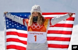 13일 평창 휘닉스스노우파크에서 열린 2018 평창동계올림픽 스노우보드 여자 하프파이프 부문에서 금메달을 획득한 한국계 미국인 클로이 킴 선수가 성조기를 펼쳐들고 있다.