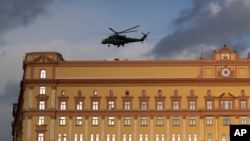 Helikopter militer Rusia lepas landas dari bangunan badan keamanan federal Rusia, penerus badan intelijen era Soviet, KGB, di Alun-alun Lubyanskaya di Moskow, Rusia (26/2). (AP/Alexander Zemlianichenko)