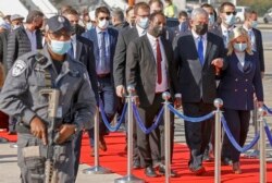 PM Israel Benjamin Netanyahu dan istrinya Sarah tiba di Bandara Internasional Ben Gurion, timur Tel Aviv, untuk menyambut imigran Yahudi Ethiopia yang melakukan Aliyah (Imigrasi ke Israel), 3 Desember 2020. (Foto: JACK GUEZ / AFP)