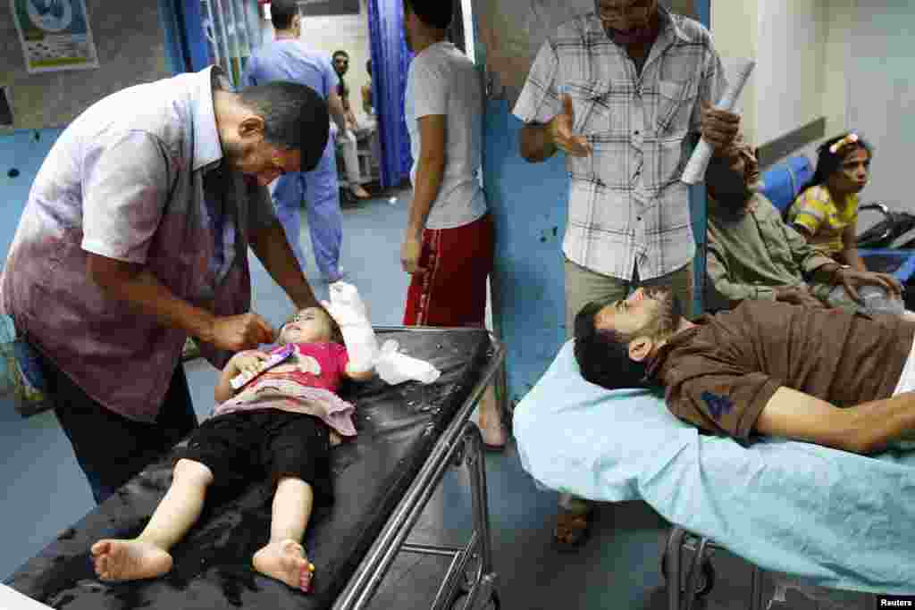 مجروحان در بیمارستان شفا در شهر غزه مورد رسیدگی قرار می گیرند. ۱۸&nbsp; ژوئیه