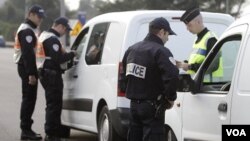 La policía francesa estableció puntos de control en área como La Turbie, en el sureste del país, cerca de la frontera con Italia.