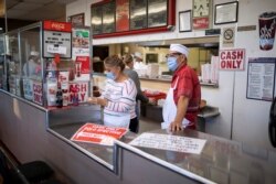 Pegawai sebuah restoran di tengah pandemi virus corona (Covid-19) di El Paso, Texas, Minggu, 15 November 2020.