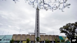 La "Torre de los homenajes" sobre sale sobre el estadio Centenario de Montevideo, Uruguay, el juevs, 12 de abril, de 2018.