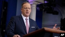 "Su equipo presentará al presidente varias opciones y decidirá si cumplen o no con sus intenciones y si las quiere o no para fines de esta semana o para la próxima", comentó el portavoz presidencial Sean Spicer.