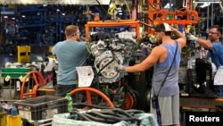 美国工人在田纳西州的通用汽车公司一条生产线上工作。（2019年8月22日）