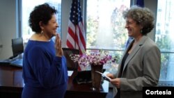 Katherine Archuleta presta juramento como directora de la OPM ante la directora en ejercicio, Elaine Kaplan. (Foto: Timothy Grant).