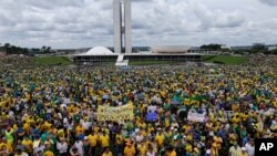 برگزاری تجمع اعتراض آمیز علیه دیلما روسف رئیس جمهوری برزیل در مقابل ساختمان کنگره ملی- ۲۵ اسفند ۱۳۹۳ 