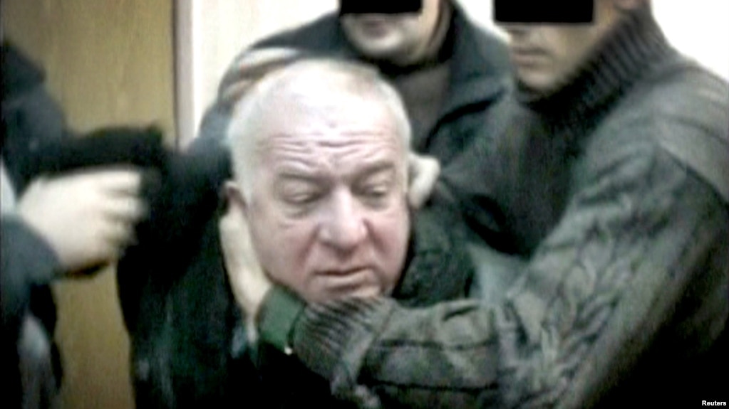 Imagen tomada de un video sin fecha que muestra a Sergei Skripal, un excoronel de la inteligencia rusa, siendo detenido por el servicio secreto ruso en un lugar no revelado.
