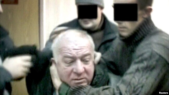 Hình ảnh ông Skripal bị các nhân viên tình báo bắt giữ nhưng không nêu ngày tháng và địa điểm.