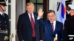 문재인 한국 대통령이 22일 백악관에서 트럼프 미국 대통령과 만난 후 기자들을 향해 손을 흔들어 보이고 있다. 