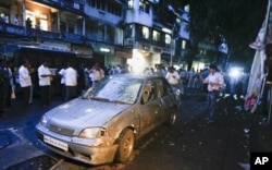 Voiture endommagée dans l'une des explosions du 13 juillet à Mumbai