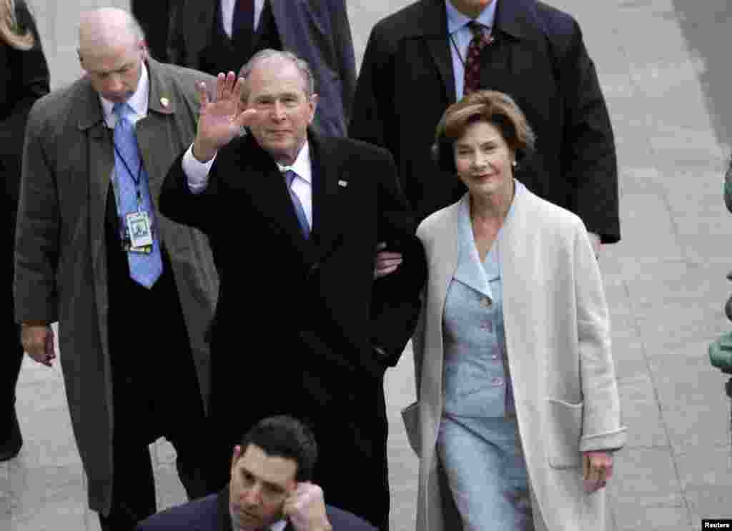 Mantan Presiden AS George W. Bush dan istrinya Laura Bush tiba di Gedung Capitol sebelum Presiden terpilih Donald Trump diambil sumpahnya pada Inaugurasi ke-58 di Gedung Capitol di Washington, D.C. 20 Januari 2017.