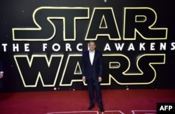 Bob Iger, CEO Disney, berdiri di depan poster “Star Wars: The Force Awaken”