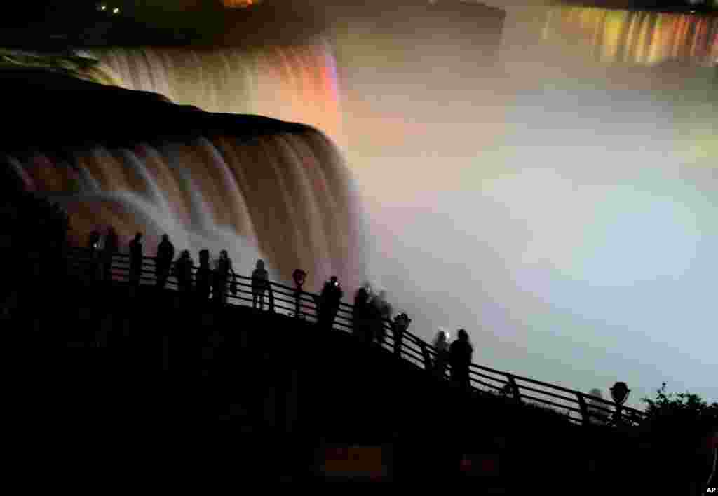 نمای از آبشار نیاگارا در هنگام شب.