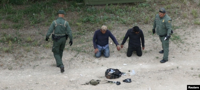 Agentes de la Patrulla Fronteriza detienen a dos inmigrantes indocumentados en Texas.